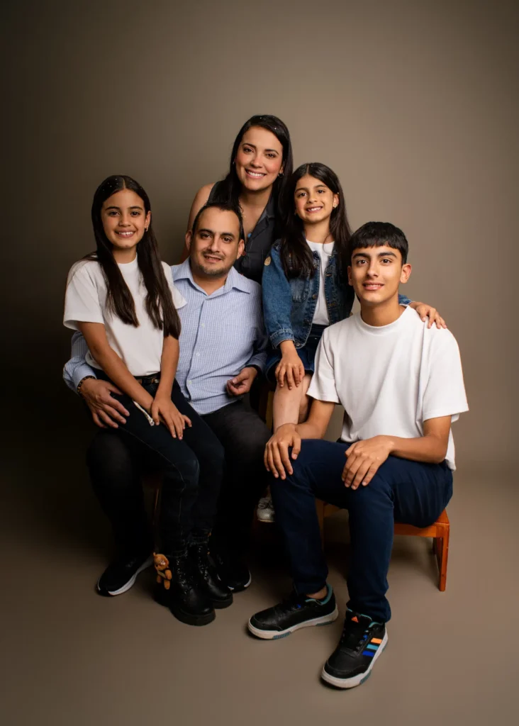 Familia en una sesión de fotos en estudio en Quito