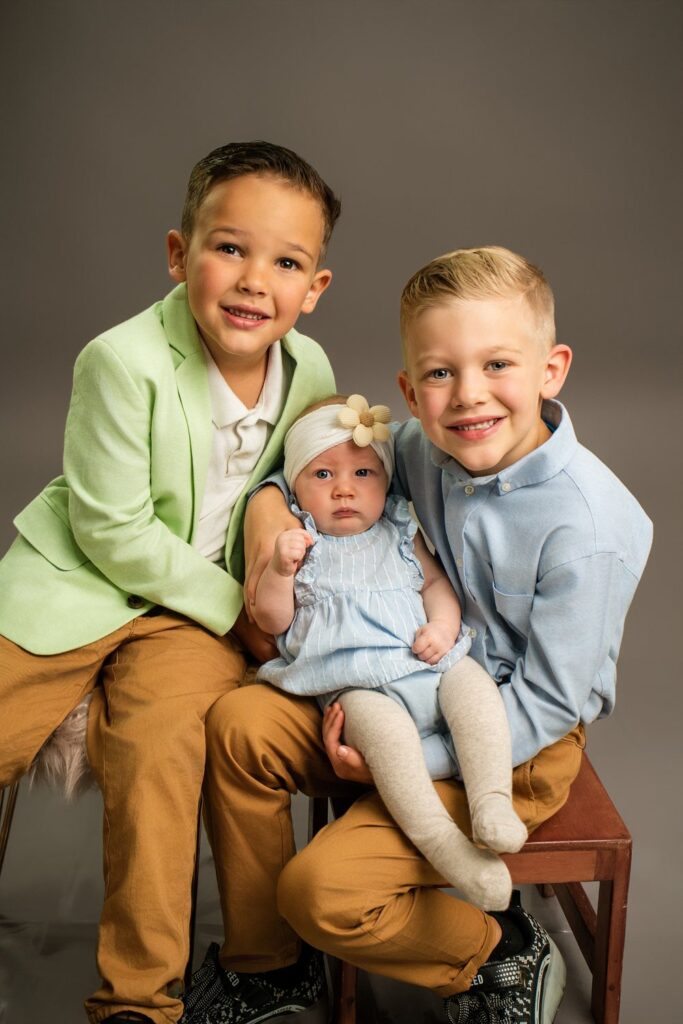Familia con su bebé en una sesión de fotos en estudio en Quito