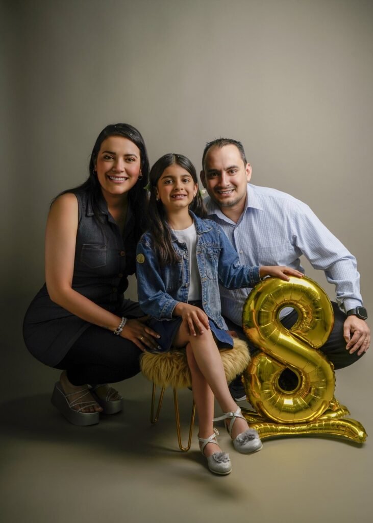Familia feliz en su sesión de fotos en Quito