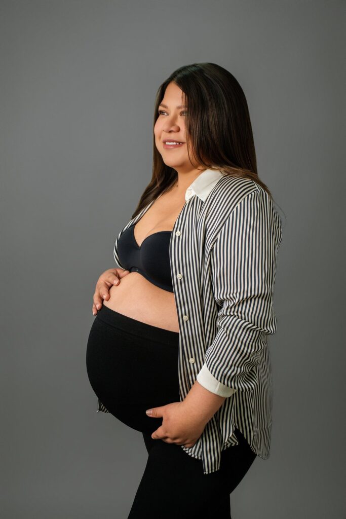 Embarazada en una sesión de fotos de maternidad en estudio, Quito
