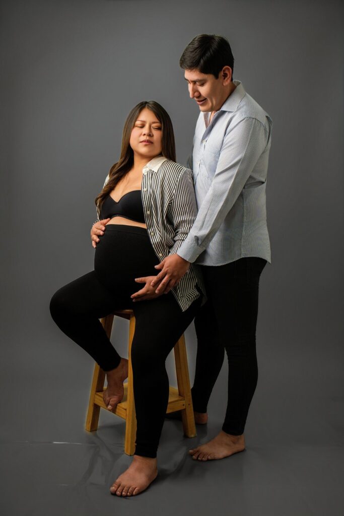 Pareja en una sesión de fotos de maternidad en estudio en Quito