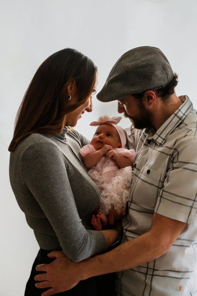 Padres con su recién nacido en una sesión newborn en Quito