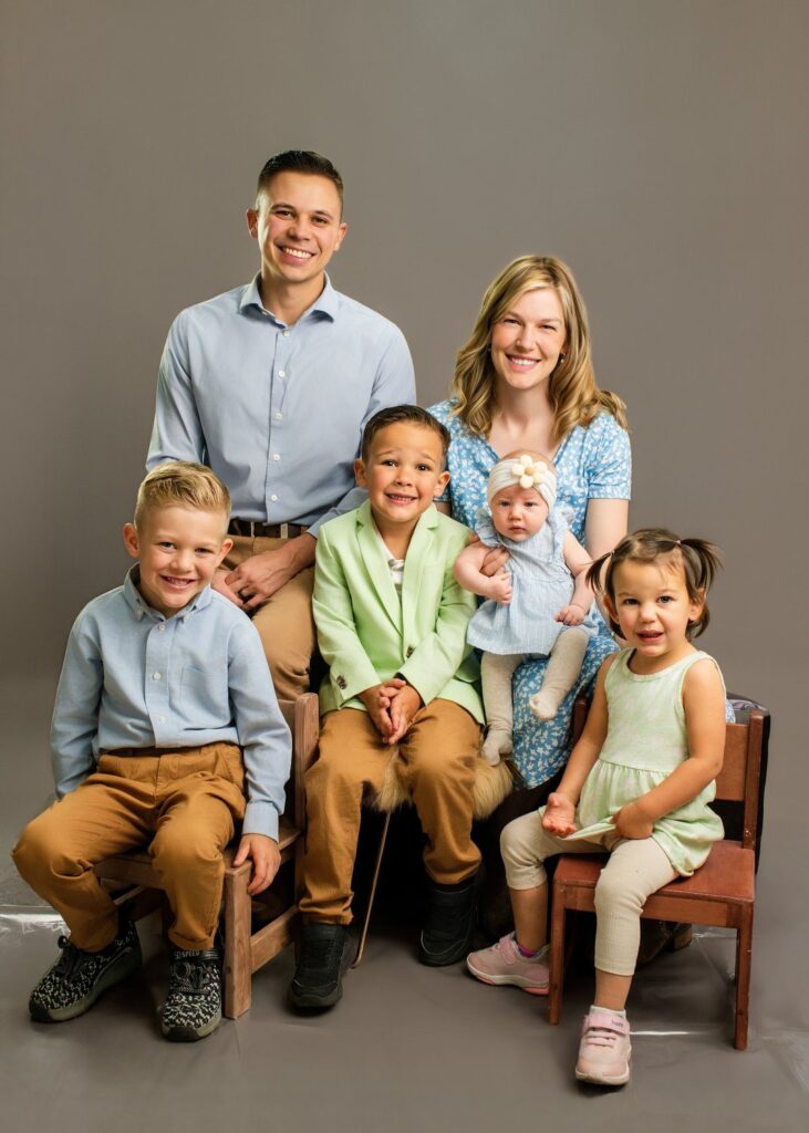 Familia en una sesión de fotos en estudio en Quito